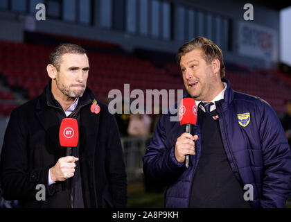 SkyEx Gemeinschaft Stadion, London, UK. 10 Nov, 2019. Football Association Cup, Hayes und Yeading United gegen Oxford United; Oxford United Manager Karl Robinson von BT Sport befragt nach dem Spiel mit Martin Keown - streng nur für den redaktionellen Gebrauch bestimmt. Keine Verwendung mit nicht autorisierten Audio-, Video-, Daten-, Spielpläne, Verein/liga Logos oder "live" Dienstleistungen. On-line-in-Match mit 120 Bildern beschränkt, kein Video-Emulation. Keine Verwendung in Wetten, Spiele oder einzelne Verein/Liga/player Publikationen Quelle: Aktion plus Sport/Alamy leben Nachrichten Stockfoto