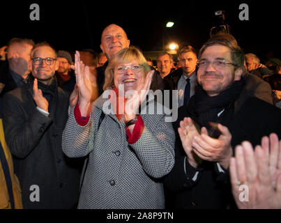 10 November 2019, Brandenburg, Potsdam: Cerstin Richter-Kotowski (CDU), Bürgermeister von Steglitz-Zehlendorf, Mike Schubert (r, SPD), Oberbürgermeister der Stadt Potsdam, Dietmar Woidke (2. von links, SPD), Ministerpräsident von Brandenburg, und Michael Müller (SPD), Regierender Bürgermeister von Berlin, auf der Glienicker Brücke begrüßen während eines Festakts zum 30-jährigen Jubiläum des Falls der Berliner Mauer. Mit einem Festakt in der Nikolaikirche und einer anschließenden Gedenken an die Glienicker Brücke, der Landtag und die Landesregierung die Öffnung der Grenze zwischen Potsdam und B Gedenken Stockfoto