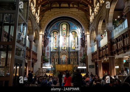 Mercato Mayfair, neue Lebensmittel Markt vor kurzem in der historischen Kirche St. Mark's in Mayfair, London UK wieder geöffnet. Foto zeigt den Imbissständen in der Haupthalle. Stockfoto