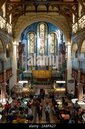 Mercato Mayfair, neue Lebensmittel Markt vor kurzem in der historischen Kirche St. Mark's in Mayfair, London UK wieder geöffnet. Foto zeigt den Imbissständen in der Haupthalle. Stockfoto