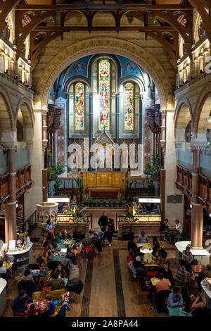 Mercato Mayfair, neue Lebensmittel Markt vor kurzem in der historischen Kirche St. Mark's in Mayfair, London UK wieder geöffnet. Foto zeigt den Imbissständen in der Haupthalle. Stockfoto