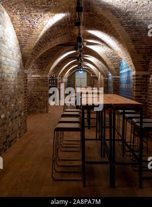 Mercato Mayfair, neue Lebensmittel Markt vor kurzem in der historischen Kirche St. Mark's in Mayfair, London UK wieder geöffnet. Foto zeigt den Imbissständen in der Haupthalle. Stockfoto