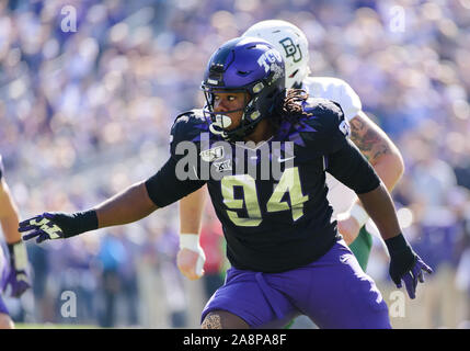 9. November 2019: TCU Horned Frogs defensiver Corey Bethley (94) jagt den ball Träger während der ersten Hälfte des NCAA Football Spiel zwischen Baylor Bears und der TCU Horned Frogs an Amon G. Carter Stadion in Fort Worth, Texas. Matthew Lynch/CSM Stockfoto