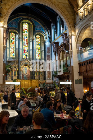 Mercato Mayfair, neue Lebensmittel Markt vor kurzem in der historischen Kirche St. Mark's in Mayfair, London UK wieder geöffnet. Foto zeigt den Imbissständen in der Haupthalle. Stockfoto