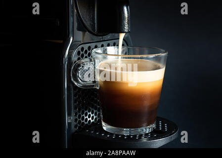 Eine schwarze Kaffeemaschine Walken ein Glas Tasse Kaffee. Stockfoto