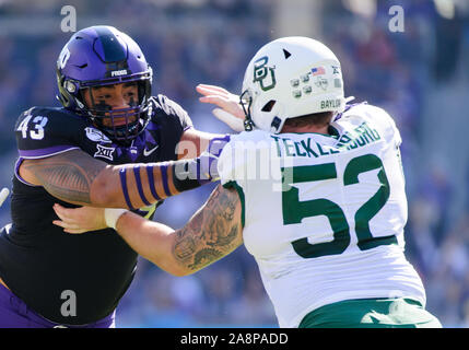 9. November 2019: TCU Horned Frogs defensiver Izaih Filikitonga (43) hetzt gegen Baylor Bears Offensive Lineman Sam Tecklenburg (52) während der ersten Hälfte des NCAA Football Spiel zwischen Baylor Bears und der TCU Horned Frogs an Amon G. Carter Stadion in Fort Worth, Texas. Matthew Lynch/CSM Stockfoto