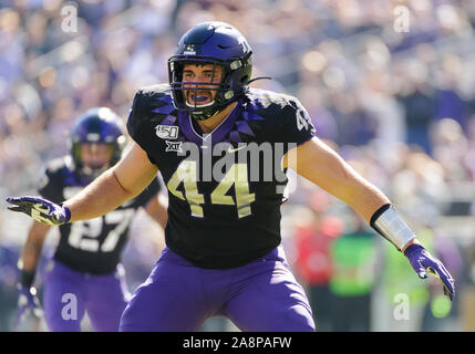 9. November 2019: TCU Horned Frogs defensive Ende Colt Ellison (44) Klassen die Kugel Träger während der ersten Hälfte des NCAA Football Spiel zwischen Baylor Bears und der TCU Horned Frogs an Amon G. Carter Stadion in Fort Worth, Texas. Matthew Lynch/CSM Stockfoto