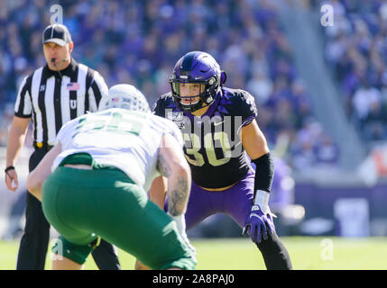 9. November 2019: TCU Horned Frogs linebacker Garret Wälzen (30) schaut auf die Handlung während der ersten Hälfte der NCAA Football Spiel zwischen Baylor Bears und der TCU Horned Frogs an Amon G. Carter Stadion in Fort Worth, Texas. Matthew Lynch/CSM Stockfoto