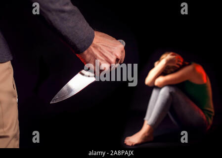 Mann mit Messer will eine Frau zu töten. Menschen, Gewalt in der Familie, Kriminalität Konzept Stockfoto