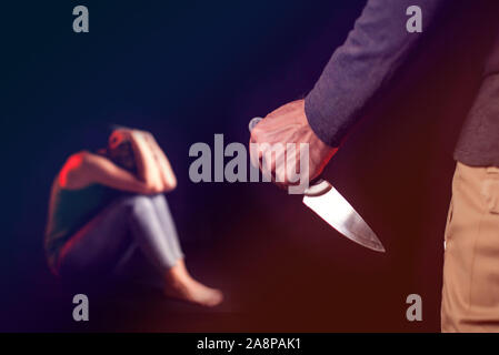Mann mit Messer will eine Frau zu töten. Menschen, Gewalt in der Familie, Kriminalität Konzept Stockfoto