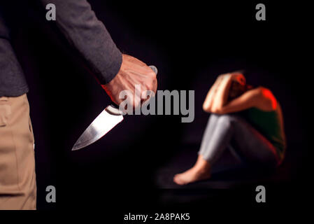 Mann mit Messer will eine Frau zu töten. Menschen, Gewalt in der Familie, Kriminalität Konzept Stockfoto