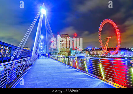 Blick auf London Eye von Golden Jubilee Bridges in London in der Nacht. Stockfoto