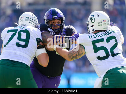 9. November 2019: TCU Horned Frogs defensiver Izaih Filikitonga (43) hetzt gegen Baylor Bears Offensive Lineman Sam Tecklenburg (52) und Baylor Bears Offensive Lineman Casey Phillips (79) während der ersten Hälfte des NCAA Football Spiel zwischen Baylor Bears und der TCU Horned Frogs an Amon G. Carter Stadion in Fort Worth, Texas. Matthew Lynch/CSM Stockfoto