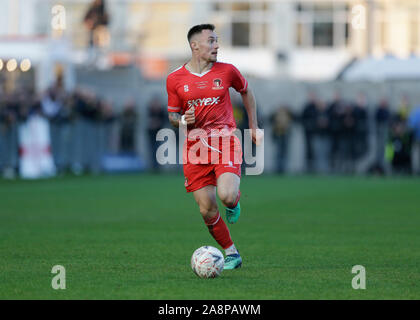 SkyEx Gemeinschaft Stadion, London, UK. 10 Nov, 2019. Football Association Cup, Hayes und Yeading United gegen Oxford United; Joe Grant von Hayes & Amp; Yeading United sieht sich für den Support wie Er macht eine Vorwärtsfahrt - Streng redaktionelle Verwendung. Keine Verwendung mit nicht autorisierten Audio-, Video-, Daten-, Spielpläne, Verein/liga Logos oder "live" Dienstleistungen. On-line-in-Match mit 120 Bildern beschränkt, kein Video-Emulation. Keine Verwendung in Wetten, Spiele oder einzelne Verein/Liga/player Publikationen Quelle: Aktion plus Sport/Alamy leben Nachrichten Stockfoto