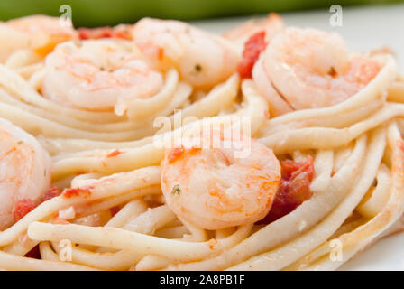 Frisch gegrillten Shrimp Scampi mit Linguini. Die Sauce mit Zitronensaft, Butter, Petersilie, Tomaten und frisch geschnittenen Knoblauch. Stockfoto