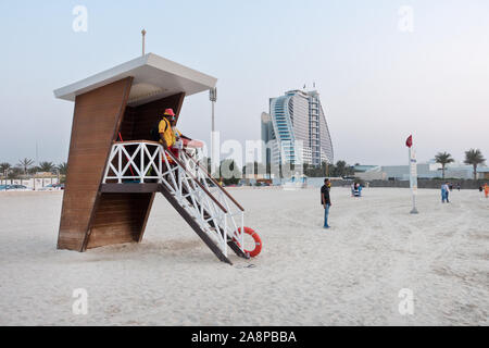 Dubai, VAE: Rettungsschwimmer Wachturm am Strand in der Nähe des Jumeirah Beach Hotel in Dubai. Stockfoto