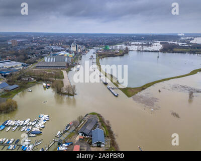 Überfluteten Fluss Landschaft mit überfluteten Auen entlang Rhein im Winter in der Nähe der Hafen von Wageningen, Niederlande Stockfoto