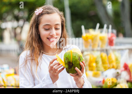 Schöne junge Mädchen am Paseo Bolivar Square in der Stadt Cali Essen tropische Früchte in Kolumbien Stockfoto