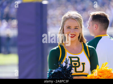 Fort Worth, Texas, USA. 9 Nov, 2019. Baylor Bears Cheerleader während der zweiten Hälfte der NCAA Football Spiel zwischen Baylor Bears und der TCU Horned Frogs an Amon G. Carter Stadion in Fort Worth, Texas. Matthew Lynch/CSM/Alamy leben Nachrichten Stockfoto