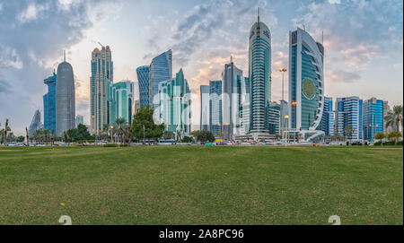 Doha, Katar Skyline im West Bay Finanzviertel Tageslichtansicht mit Wolken am Himmel im Hintergrund Stockfoto