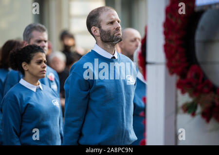 London, Großbritannien. 10. November 2019. Ben Griffin steht vor dem Ehrenmal nach Festlegung einer weißen Mohn Kranz im Namen der Kolleginnen und ex-Mitarbeitern von den Veteranen für den Frieden UK (VFP-UK) in der Erinnerung Sonntag Zeremonie in Whitehall. VFP UK wurde 2011 gegründet und arbeitet die Außen- und Verteidigungspolitik der UK für das größere Ziel der Frieden in der Welt zu beeinflussen. Credit: Mark Kerrison/Alamy leben Nachrichten Stockfoto