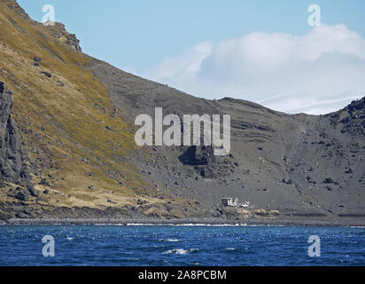 Jan Mayen Insel eine Norwegische vulkanische Insel im Arktischen Ozean. Die Insel ist der Beerenberg Berg und einem Norwegischen Wetterstation dominiert. Stockfoto