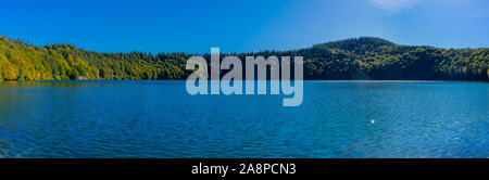 Panoramablick auf See Pavin in der Auvergne, Puy-de-Dome, Frankreich Stockfoto