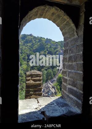 Peking, China. 25 Aug, 2019. Mobile Photo zeigt die Mutianyu Abschnitt der Großen Mauer in Peking, die Hauptstadt von China, Nov. 25, 2019. Credit: Chen Xu/Xinhua/Alamy leben Nachrichten Stockfoto