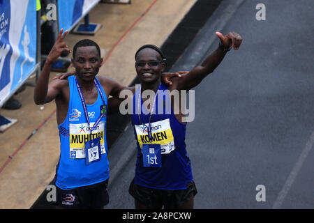 Athen, Griechenland. 10 Nov, 2019. Sieger John kipkorir Komen (R) von Kenia und Runner-up Felicien Muhitira von Ruanda Feiern nach dem 37. Athen Marathon in Athen, Griechenland, 10. November 2019. Credit: Marios Lolos/Xinhua/Alamy leben Nachrichten Stockfoto