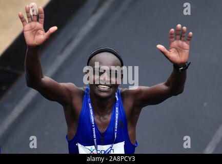 Athen, Griechenland. 10 Nov, 2019. John kipkorir Komen von Kenia feiert nach dem Gewinn der 37. Athen Marathon in Athen, Griechenland, 10. November 2019. Credit: Marios Lolos/Xinhua/Alamy leben Nachrichten Stockfoto