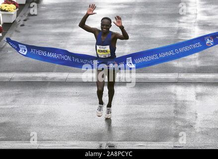 Athen, Griechenland. 10 Nov, 2019. John kipkorir Komen von Kenia über die Ziellinie während der 37 Athen Marathon in Athen, Griechenland, 10. November 2019. Credit: Marios Lolos/Xinhua/Alamy leben Nachrichten Stockfoto