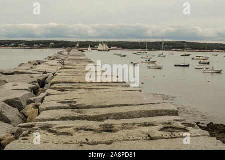 Granitplatten führen, um Gloucester Hafen aus Ost Point Lighthouse. Gloucester hat zahlreiche Häfen, Dörfer und Licht Stationen auf dem Wasser. Stockfoto