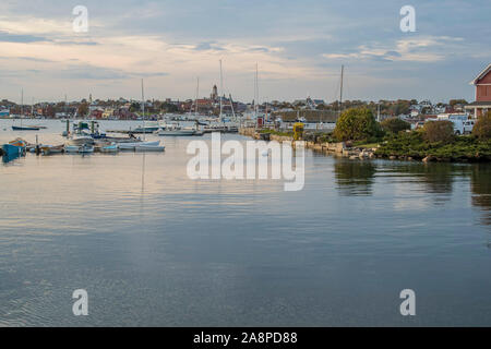 Gloucester Hafen in Richtung Rocky Hals Künstlerkolonie. Gloucester, Massachusetts Gloucester ist Amerikas ältester Seehafen. Blue Collar und Reichtum kombiniert werden. Stockfoto