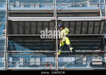 Gerüst auf der Seite eines neuen Bau in Belfast, Nordirland gesehen. Foto/www.paulmcerlane.net Stockfoto