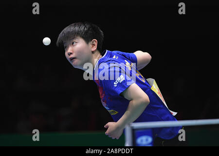 Tokio, Japan. 10 Nov, 2019. Sun Yingsha von Team China dient gegen Ito Mima von Team Japan während der Frauen Finale zwischen China und Japan 2019 ITTF Team-WM in Tokio, Japan, 10. November 2019. Credit: Hua Yi/Xinhua/Alamy leben Nachrichten Stockfoto