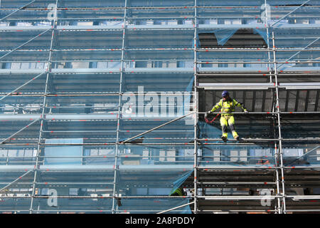 Gerüst auf der Seite eines neuen Bau in Belfast, Nordirland gesehen. Foto/www.paulmcerlane.net Stockfoto