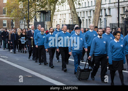 London, Großbritannien. 10. November 2019. Ex-Mitarbeitern von den Veteranen für den Frieden UK (VFP-UK) nehmen an der Erinnerung Sonntag Zeremonie in Whitehall, von ihren Familien gefolgt. VFP UK wurde 2011 gegründet und arbeitet die Außen- und Verteidigungspolitik der UK für das größere Ziel der Frieden in der Welt zu beeinflussen. Credit: Mark Kerrison/Alamy leben Nachrichten Stockfoto