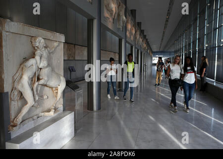 Athen, Griechenland. 7 Nov, 2019. Menschen besuchen die Metopen Abschnitt im Parthenon Galerie der Akropolis-Museum in Athen, Griechenland, Nov. 7, 2019. In einer einzigartigen Sammlung von Meisterwerken, die Akropolis Museum hat eine Touristenattraktion geworden. Seit seiner Eröffnung im Juni 2009 hat das Museum mehr als 14,5 Millionen Besucher aus Griechenland und dem Ausland begrüßt. Credit: Marios Lolos/Xinhua/Alamy leben Nachrichten Stockfoto