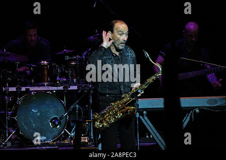 Emporia, Kansas, USA, 8. November 2019. Preisgekrönte Country Music legende Lee Greenwood während seiner Leistung für die Veteranen Tag Konzert im historischen Granada Theater Stockfoto