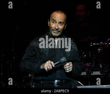 Emporia, Kansas, USA, 8. November 2019. Preisgekrönte Country Music legende Lee Greenwood während seiner Leistung für die Veteranen Tag Konzert im historischen Granada Theater Stockfoto