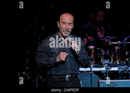 Emporia, Kansas, USA, 8. November 2019. Preisgekrönte Country Music legende Lee Greenwood während seiner Leistung für die Veteranen Tag Konzert im historischen Granada Theater Stockfoto