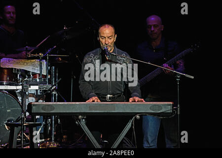 Emporia, Kansas, USA, 8. November 2019. Preisgekrönte Country Music legende Lee Greenwood während seiner Leistung für die Veteranen Tag Konzert im historischen Granada Theater Stockfoto