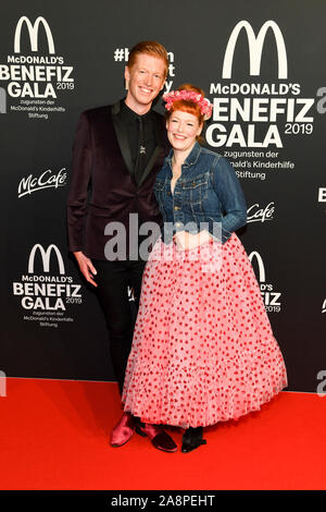 München, Deutschland. 09 Nov, 2019. Enie van de Meiklokjes, Moderatorin und ihr Mann Tobias Staerbo, kommt zur benefizgala für die McDonald's Kinderhilfe Stiftung im Hotel Bayerischer Hof. Quelle: Tobias Hase/dpa/Alamy leben Nachrichten Stockfoto