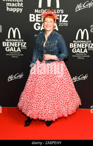 München, Deutschland. 09 Nov, 2019. Enie van de Meiklokjes, Moderator, kommt auf die Benefiz-gala für das McDonald's Kinderhilfe Stiftung im Hotel Bayerischer Hof. Quelle: Tobias Hase/dpa/Alamy leben Nachrichten Stockfoto