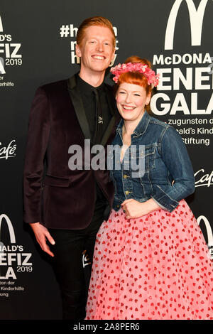 München, Deutschland. 09 Nov, 2019. Enie van de Meiklokjes, Moderatorin und ihr Mann Tobias Staerbo, kommt zur benefizgala für die McDonald's Kinderhilfe Stiftung im Hotel Bayerischer Hof. Quelle: Tobias Hase/dpa/Alamy leben Nachrichten Stockfoto