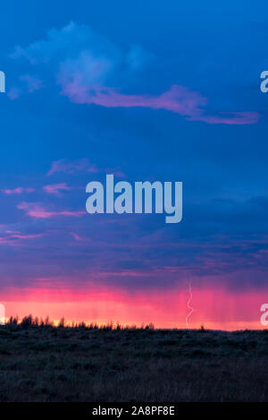 Gewitter bei Sonnenuntergang, südöstlich Oregon. Stockfoto