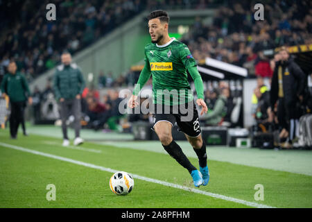 07 November 2019, Nordrhein-Westfalen, Mönchengladbach: Fußball: Europa League, Borussia Mönchengladbach - wie Rom, Gruppenphase, Gruppe J, 4.Spieltag im Borussia-Park. Gladbach von Ramy Bensebaini spielt den Ball. Foto: Federico Gambarini/dpa Stockfoto