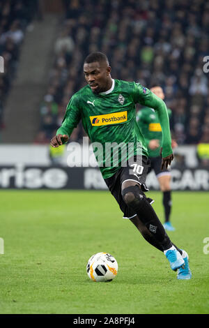 07 November 2019, Nordrhein-Westfalen, Mönchengladbach: Fußball: Europa League, Borussia Mönchengladbach - wie Rom, Gruppenphase, Gruppe J, 4.Spieltag im Borussia-Park. Gladbach ist Marcus Thuram spielt den Ball. Foto: Federico Gambarini/dpa Stockfoto