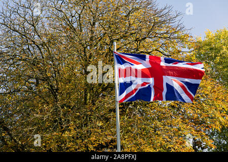 Union Jack Flagge weht im Wind während Trowbridge Erinnerung Sonntag, 10. November 2019, in Bradford-on-Avon Park, Wiltshire GROSSBRITANNIEN Stockfoto