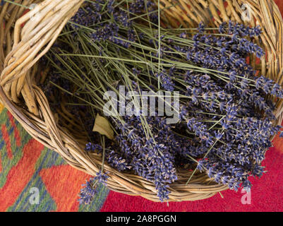 Getrocknetem Lavendel im Korb Stockfoto